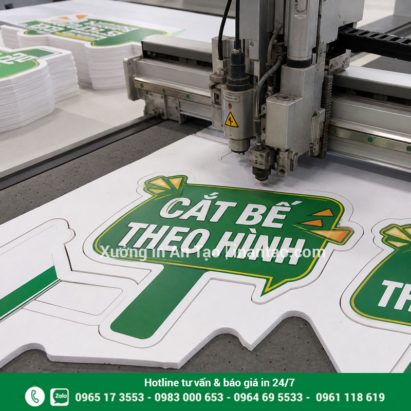 Cắt bế hashtag cầm tay gọn theo hình Công đoạn cắt bế hashtag cầm tay theo đường viền thiết kế