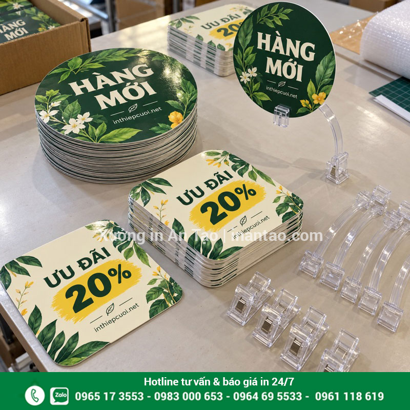 Mặt in wobbler và phụ kiện sau hoàn thiện Các mặt in wobbler đã bế hình xếp thành chồng cạnh phụ kiện trong suốt