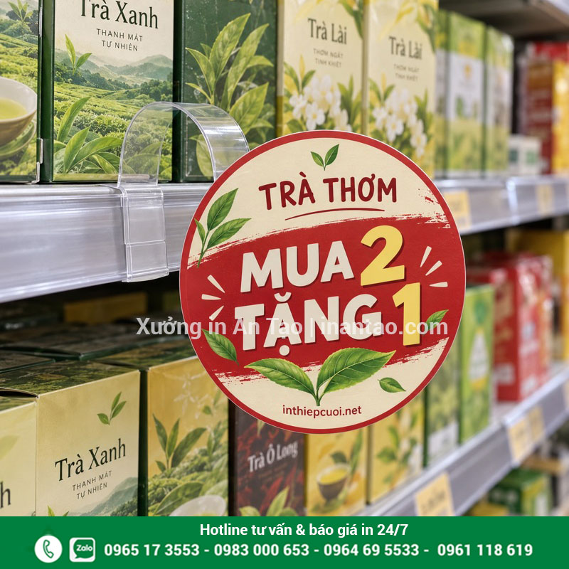Wobbler siêu thị cho chương trình mua 2 tặng 1 Wobbler tròn mua 2 tặng 1 gắn bằng thanh nhựa trước kệ trà